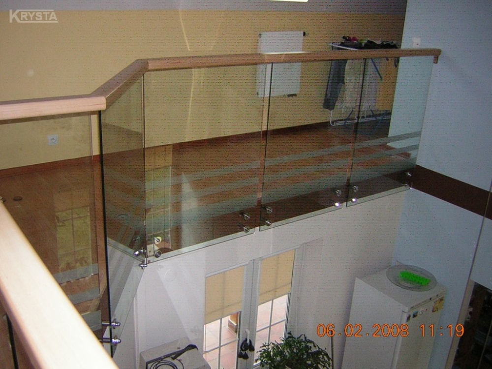 Balustrada szklana samonośna z poręczą bukową