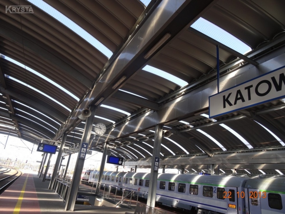 Elementy z blach 3metrowe podtrzymujące panele dachowe. Dworzec Katowice.