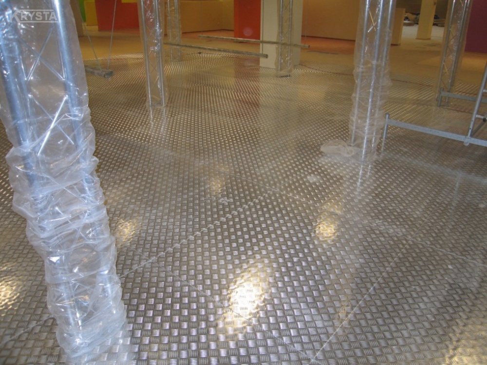 Podłogi z blach aluminiowych.