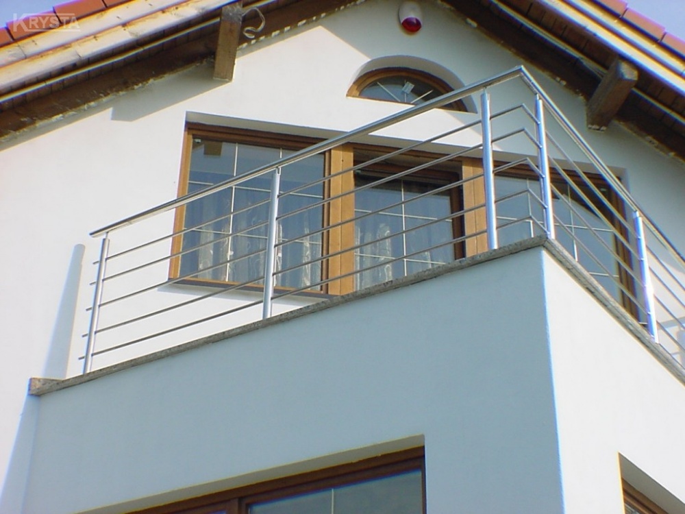 Balustrada mocowana od góry do płyty balkonowej na kleju chemicznym dodatkowo uszczelnione. Poręcz bez kolan - czyli z ostrym zakrętem. Belsk.