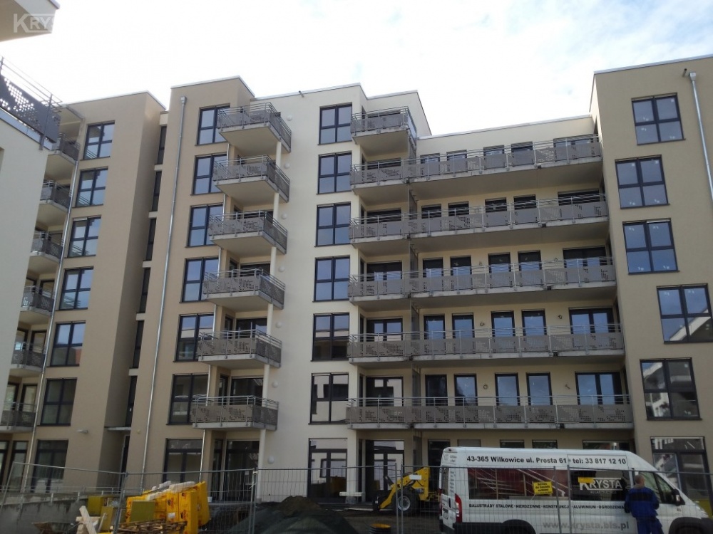 Apartamenty Offenbach Niemcy. 880mb balustrad stal ocynkowana wypełnienie blachy aluminiowe perforowane.