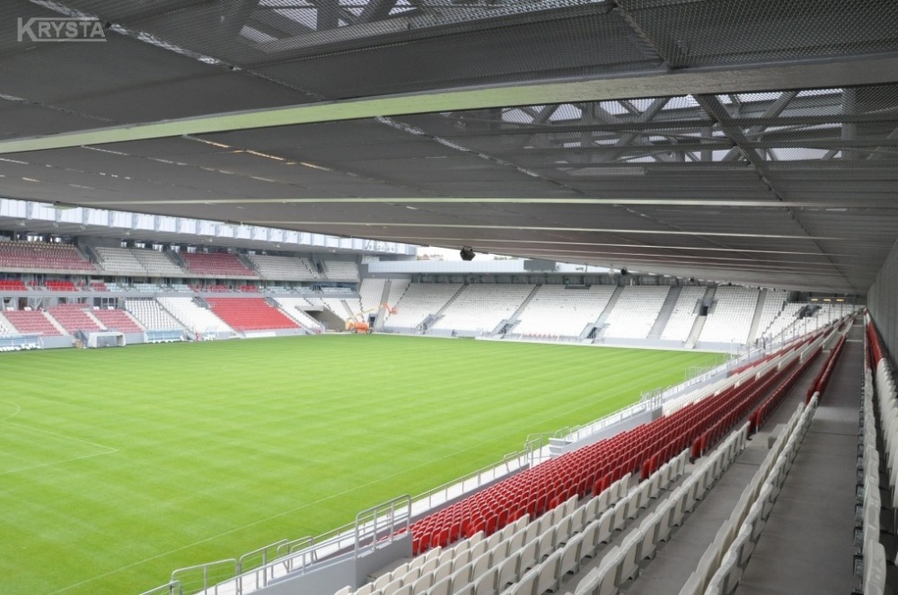 Stadion Cracovia w Krakowie. Zabudowy dachów z paneli siatek aluminiowych. 9000m2